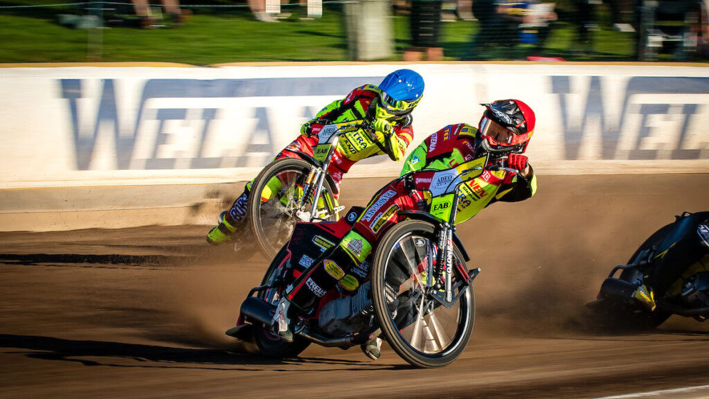 Gislaved, SVERIGE - 14 May 2024 : Lejonen Oliver Berntzon och Casper Henriksson under matchen i Bauhausligan mellan Lejonen och Vargarna på OnePartnerGroup Arena den 14 May i Gislaved ( Foto: Douglas Svalin / SarnehedPhoto )  Nyckelord Keywords: Speedway, Bauhausligan, Lejonen, Vargarna, ESS, Elitserien, Bauhausligan, Elitspeedway, hemmamatch, fans, publik ***Betalbild***