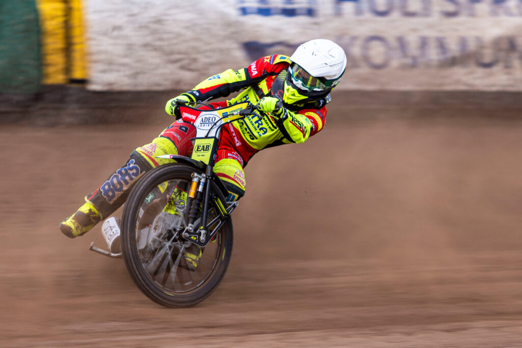 Målilla, SVERIGE - 6 maj 2025:
Lejonen Casper Henriksson  under matchen i BAUHAUS-ligan mellan Dackarna och Lejonen på Skrotfrag Arena den 6 maj i Målilla
( Foto: Peter Holm / SarnehedPhoto )  Nyckelord Keywords: Speedway, BAUHAUS-ligan, Dackarna, Lejonen