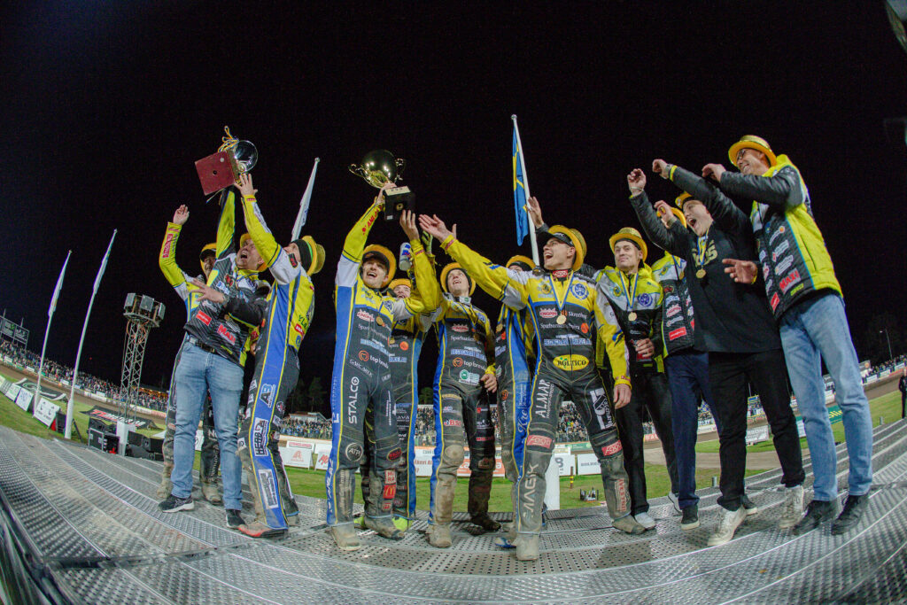 Västervik, SVERIGE - 23 september 2025 : Västerviks förarna jublar efter SM-guldet under SM-finalen i speedway mellan Västervik och Smederna på Hejla Arena den 23 september i Västervik ( Foto: Emil Särnehed / SarnehedPhoto ) 

Nyckelord Keywords: Speedway, SM-finalen, Västervik, Smederna, ESS, Elitserien, Elitspeedway, final, SM-guld, guld, Bauhausligan ***Betalbild***